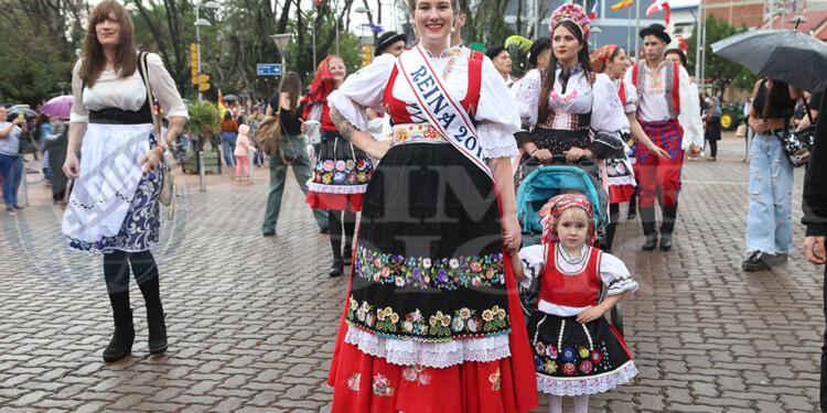 El tradicional desfile dio inicio a la 43ª Fiesta Nacional del Inmigrante