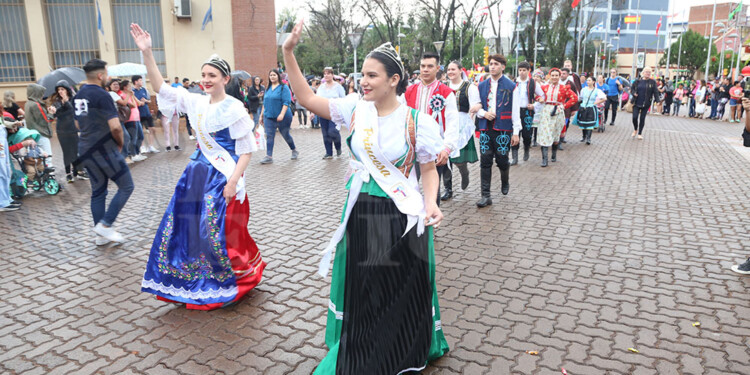 El tradicional desfile dio inicio a la 43ª Fiesta Nacional del Inmigrante