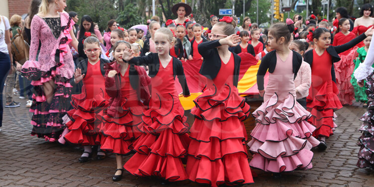 El tradicional desfile dio inicio a la 43ª Fiesta Nacional del Inmigrante