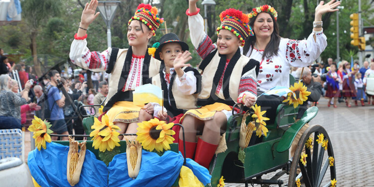 El tradicional desfile dio inicio a la 43ª Fiesta Nacional del Inmigrante