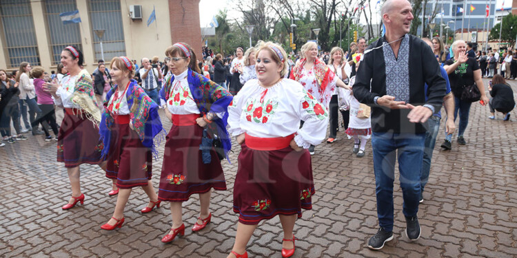 El tradicional desfile dio inicio a la 43ª Fiesta Nacional del Inmigrante