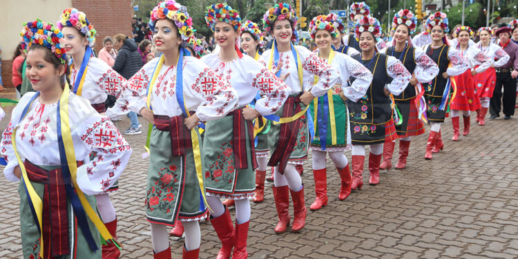 El tradicional desfile dio inicio a la 43ª Fiesta Nacional del Inmigrante