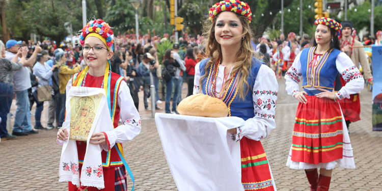 El tradicional desfile dio inicio a la 43ª Fiesta Nacional del Inmigrante