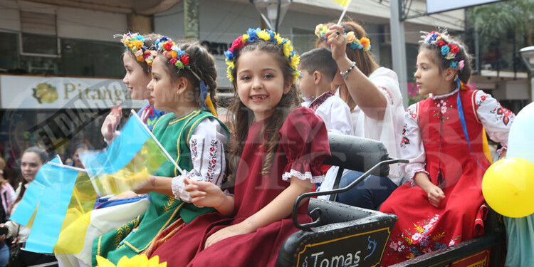 El tradicional desfile dio inicio a la 43ª Fiesta Nacional del Inmigrante