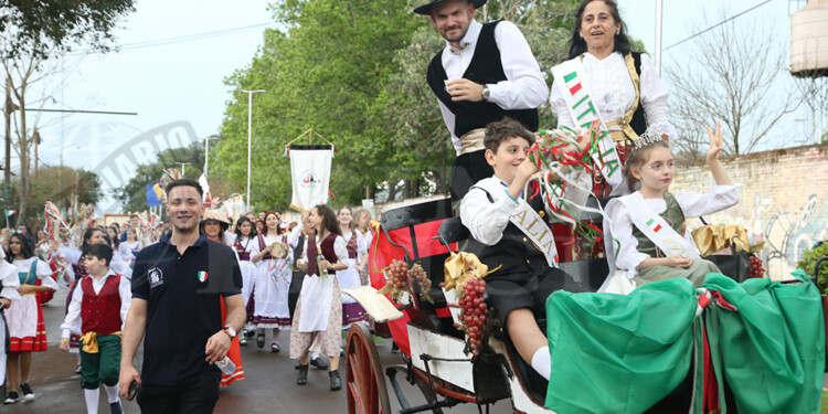 El tradicional desfile dio inicio a la 43ª Fiesta Nacional del Inmigrante