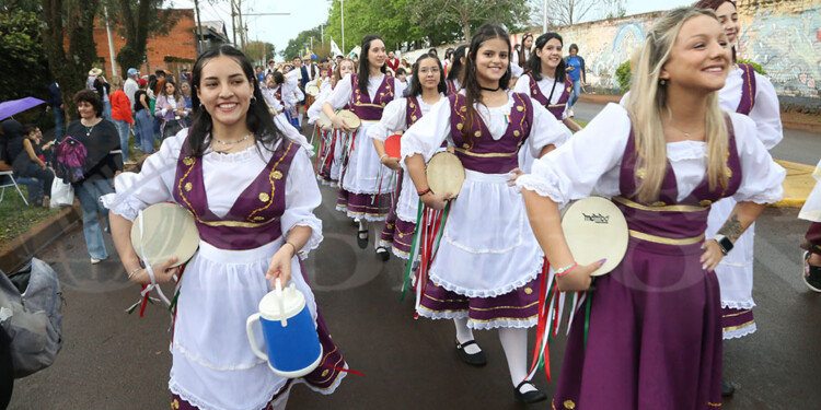 El tradicional desfile dio inicio a la 43ª Fiesta Nacional del Inmigrante