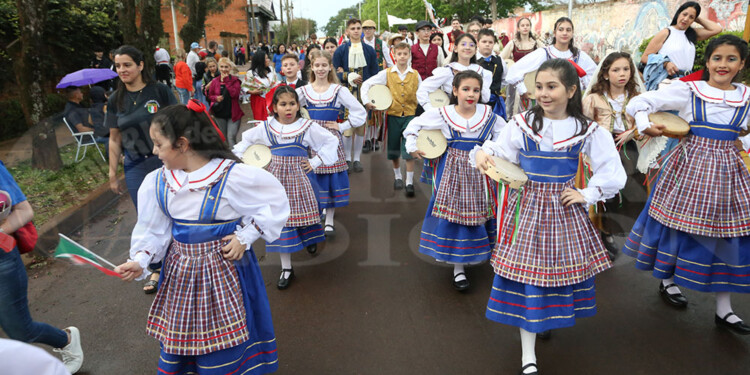 El tradicional desfile dio inicio a la 43ª Fiesta Nacional del Inmigrante