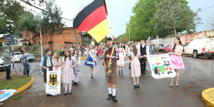 El tradicional desfile dio inicio a la 43ª Fiesta Nacional del Inmigrante