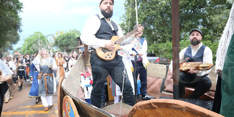 El tradicional desfile dio inicio a la 43ª Fiesta Nacional del Inmigrante