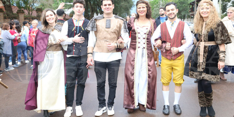 El tradicional desfile dio inicio a la 43ª Fiesta Nacional del Inmigrante