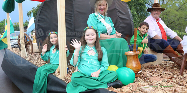 El tradicional desfile dio inicio a la 43ª Fiesta Nacional del Inmigrante