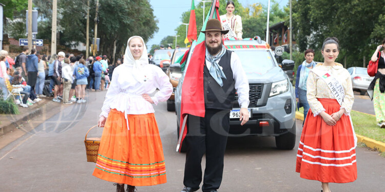 El tradicional desfile dio inicio a la 43ª Fiesta Nacional del Inmigrante