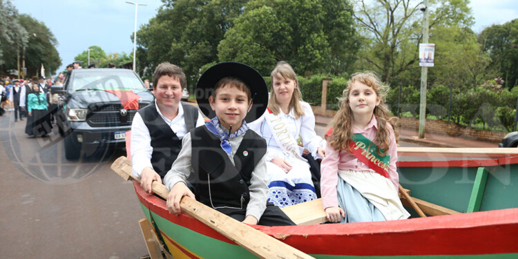 El tradicional desfile dio inicio a la 43ª Fiesta Nacional del Inmigrante