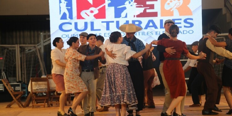 TALENTO JOVEN. Más de 300 alumnos de colegios secundarios de Eldorado brindaron un gran espectáculo en el cierre de los Inter Culturales de las Olimpiadas Estudiantiles.