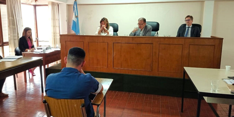 EN EL BANQUILLO. El acusado dijo que “tropezó y fue allí que se derramó la nafta sobre su pareja e hija”.