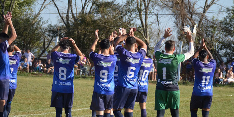PARA FESTEJAR. El Decano obereño volverá a jugar en la cuarta categoría. (Foto: L.R.O.F)