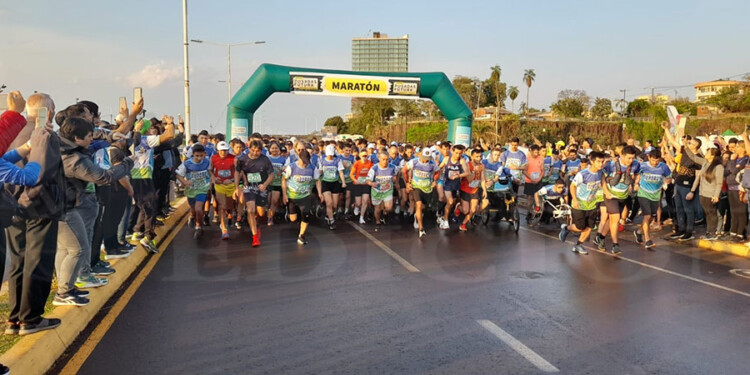 HORA DE CORRER. La largada fue en el playón del Parque La Cantera, en plena avenida costanera. Este año, el recorrido incluyó también el centro.