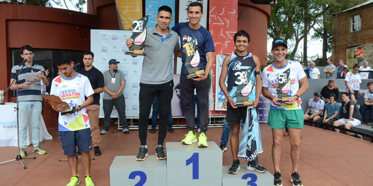 PODIO. Agustín Da Silva, escoltado por Edgardo Franco y Aníbal Andrade. (Prensa Fed. de Colectividades)