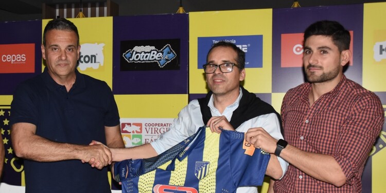 ENCAMINADO. Marcelo Dei Castelli (izquierda) estrecha la manos de José Bernal (DT de Mitre) junto al dirigente Bruno Mariani sería el futuro titular liguista.