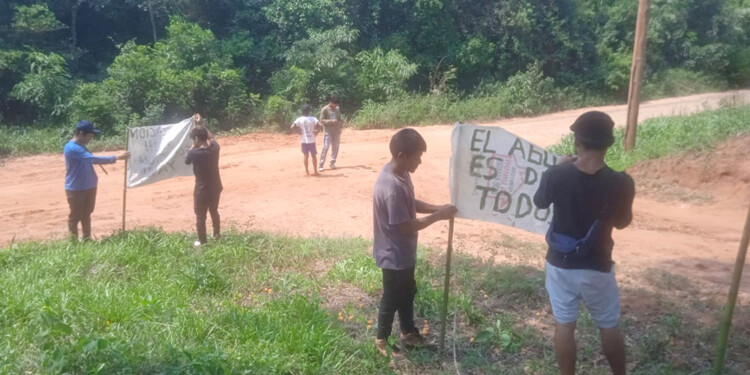 aMOVILIZADOS. Ayer, Kokuereí II y otras comunidades se instalaron en la zona de acceso a la arenera.