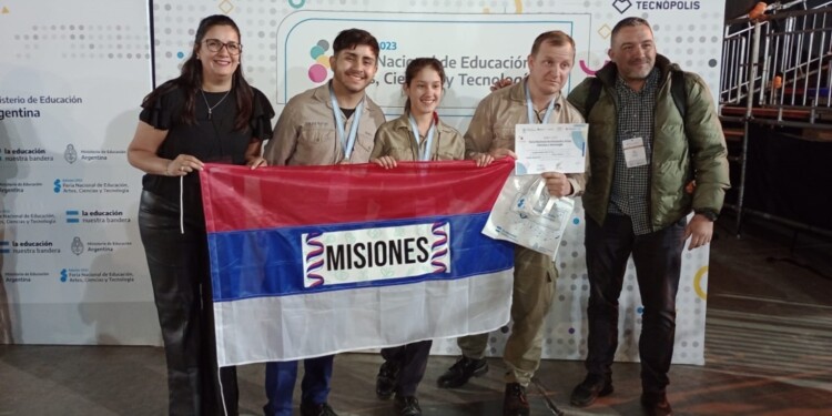 ORGULLO. Alumnos de la EPET 28 de San Pedro recibieron una distinción del Instituto Nacional de Tecnología Industrial (INTI) por su prototipo de carrito motorizado.