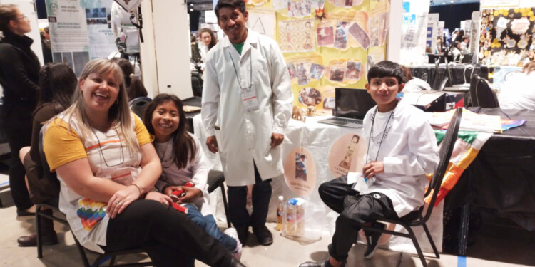 APRENDIZAJE. Estudiantes y docentes de 32 escuelas misioneras, que tuvieron su instancia provincial hoy dicen presente en Tecnópolis.