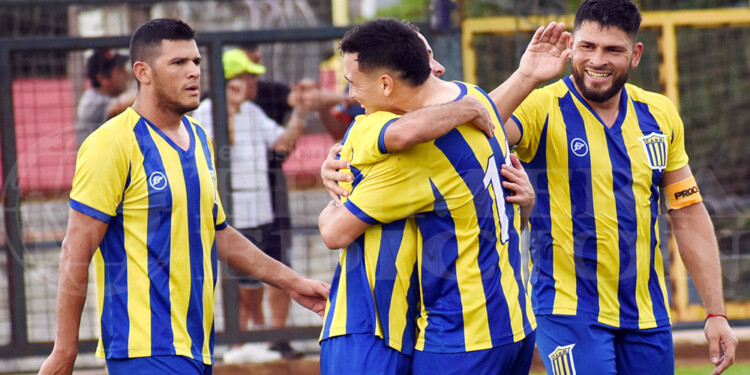 APERTURA. El delantero Guido Da Silva (11) festeja su gol, el primeo del encuentro.