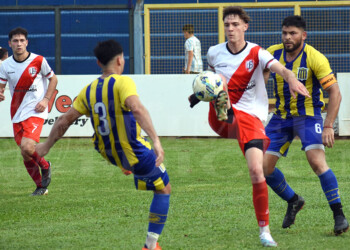 Mitre gustó, goleó y quedó a un paso de ser el campeón provincial