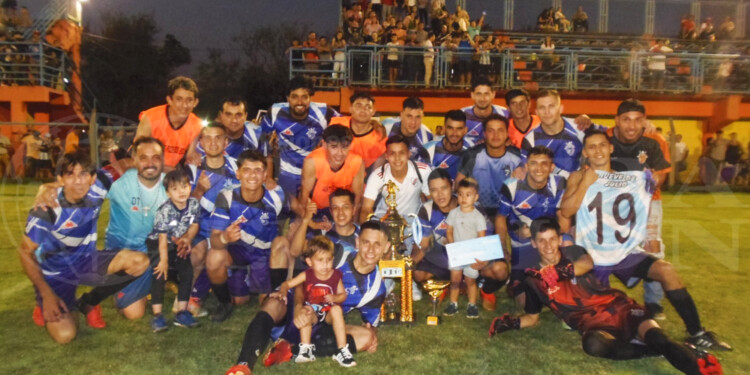 HIZO HISTORIA. Nueve de Julio se coronó campeón por primera vez de la Liga de Eldorado. (Fotos C.Reble).