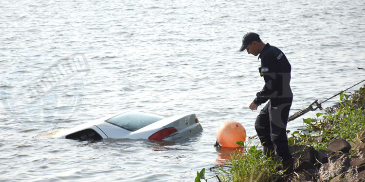 LABORES. Buzos de Prefectura primero rescataron el cuerpo y horas después sacaron el vehículo del agua.