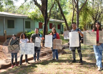 Albergados de la UNaM protestaron por mal estado del agua y la falta de arreglos