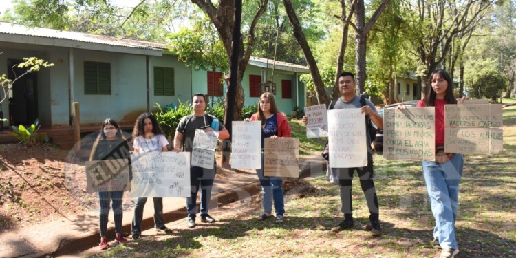 UNIDOS. El Colectivo de Albergados de la UNaM realizó ayer una movilización para pedir soluciones a las autoridades. Insisten en que el suministro de agua aún no se regularizó y que las casas están en mal estado.