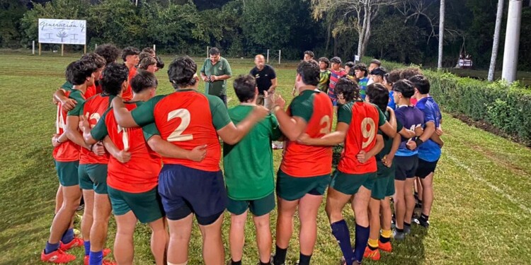 CONCEPTOS CLAROS. Ariel Báez y “Nacho” Freyre durante la charla con sus dirigidos, previo al amistoso en Tacurú.