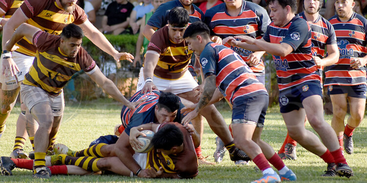DUELO DE OCTAVOS. Augusto Prokopio y Víctor Franco disputan la pelota en un pasaje del clásico en Villa Lanús.