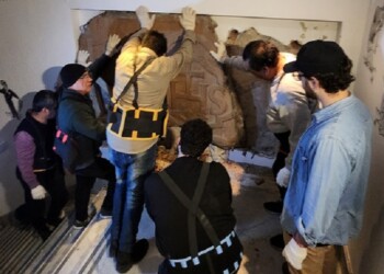 Tras 122 años, restituirán a San Ignacio la placa de piedra de la fachada principal de las Ruinas