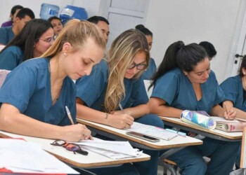 Jóvenes interesados en formación en áreas relacionadas con la salud