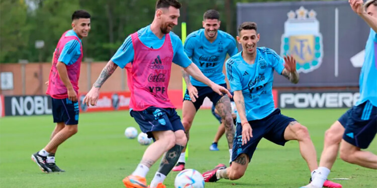 CON TODAS LAS ESTRELLAS. La Selección se presentará hoy con los campeones del Mundo en Qatar 2022.