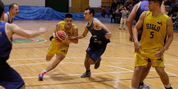 UNO DE LOS DESTACADOS. Luciano Venialgo la rompió ante Mitre, para que Siglo sume su primer punto en semis.