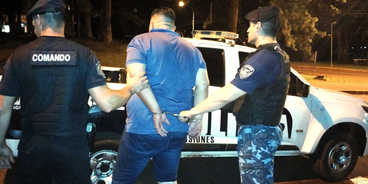 DETENIDO. Esta vez fue planificado el operativo y el expolicía fue esposado por seis efectivos cuando intentó que no detuvieran al menor que molestaba a los vecinos de la zona.