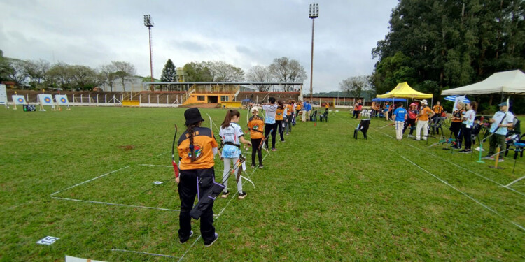 ACCIÓN AL AIRE LIBRE. Los competidores se reunieron en Leandro N. Alem.