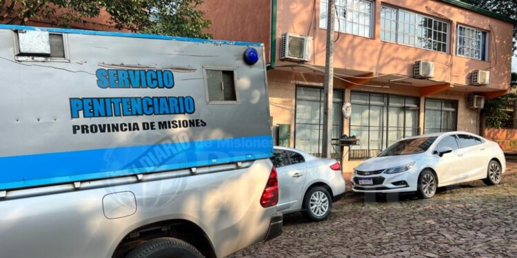 TRASLADO. El acusado llegó en libertad supeditada al juicio en el TP de Oberá, se fue esposado a una celda.