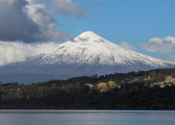 Elevan a naranja el nivel de alerta por mayor actividad sísmica del volcán Villarrica en Chile