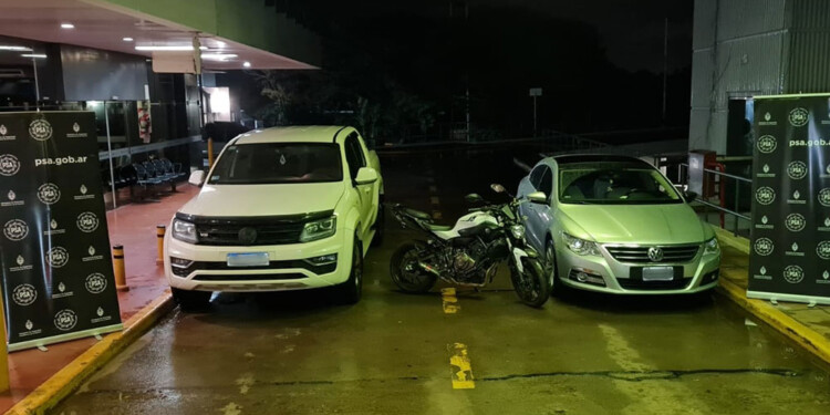 VIDA DE LUJO. La camioneta, el automóvil y la motocicleta de alta gama están vinculados al alférez de la GNA.