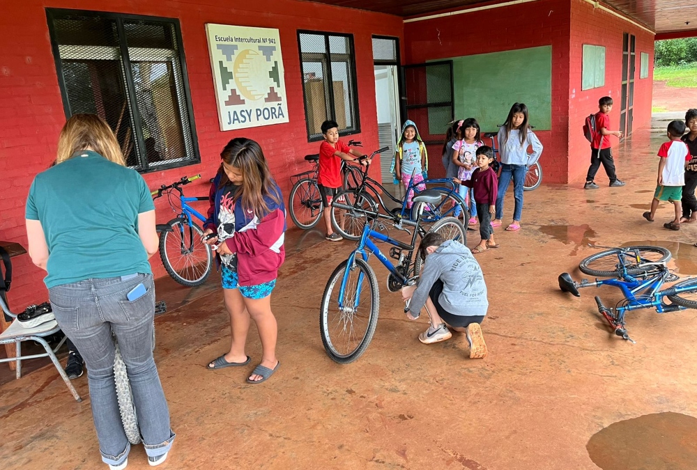 “Voy en Bici” donó 30 bicicletas a comunidad mbyá de Iguazú