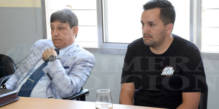 ACUSADO. Agustín Araujo (remera oscura) junto a su abogado Jorge Damus.