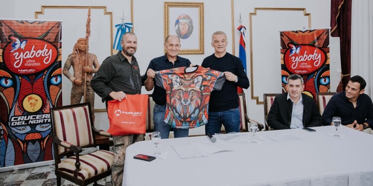 LA PILCHA OFICIAL. La presentación oficial fue ayer en Casa de Gobierno. Y no faltó, claro, la remera oficial de la cita.