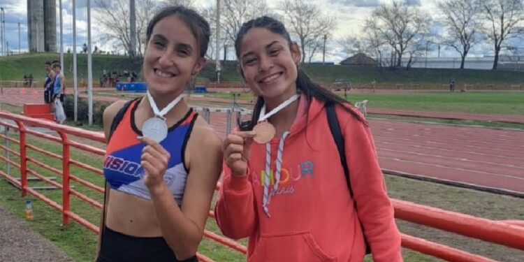 DOBLETE. Danna y Luana, las eldoradenses que se subieron ayer al podio.
