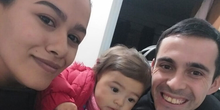 BUENOS EJEMPLOS. Ayelén y Germán junto a su pequeña hija, de un año.