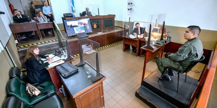 TESTIGOS. De las cuatro personas citadas ayer, dos fueron gendarmes que iniciaron el procedimiento que detectó la carga de estupefaciente en una “cuna” de varas de eucalipto./ Gentileza M. Otaño (@mmo_marcos)