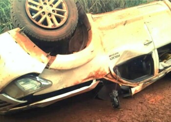 Cigarrillero intentó escapar y volcó con ocho mil atados